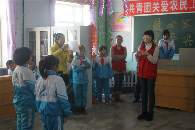 九游老哥J9俱乐部集团自愿者到东苑幼学与农夫工孩子共做游戏.jpg 九游老哥J9俱乐部集团自愿者到东苑幼学与农夫工孩子共做游戏.jpg